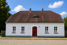 Ansicht Stra�e Mehrgenerationenhaus in ehemaliger Schule � Bezugsfertig mit gro�em Grundst�ck in Gommlo