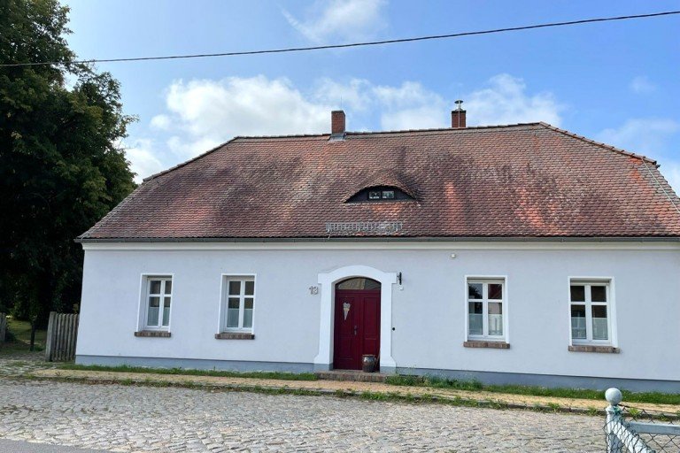Ansicht Stra�enseite Kemberg OT Gommlo Haus Einfamilienhaus in ehemaliger Schule � kernsaniert mit gro�em Grundst�ck in Gommlo