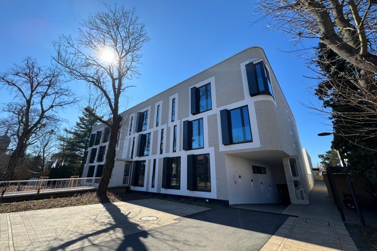 Pu8 Ansicht Stra�enseite Lutherstadt Wittenberg Etagenwohnung ERSTBEZUG!!! Hochwertige 4-Raum-Wohnung mit ca. 15 m� gro�er Terrasse sowie Personenaufzug